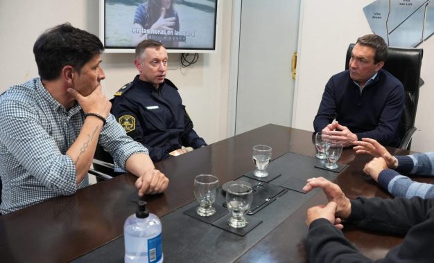 Andrés Watson junto al nuevo Jefe Departamental de Policía de Florencio Varela