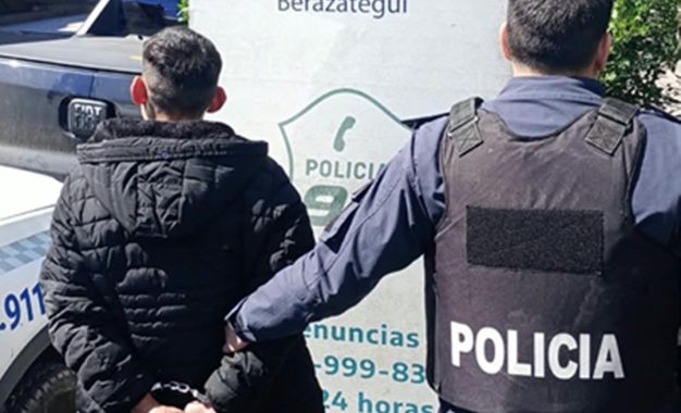Asaltaron a una mujer, le robaron la moto y otras pertenencias, y huyeron: un sujeto fue aprehendido