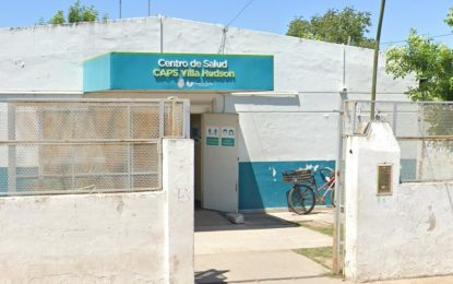 Asalto en la puerta de un centro de salud: robó celulares a punta de pistola y huyó