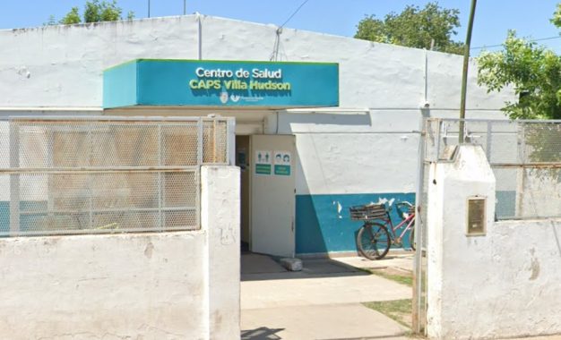 Asalto en la puerta de un centro de salud: robó celulares a punta de pistola y huyó