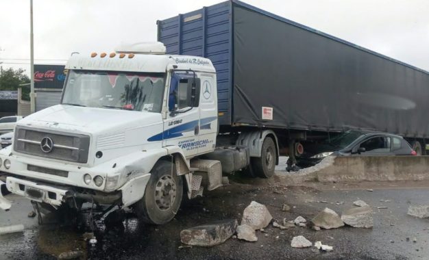 Un camión chocó contra un auto y lo aplastó contra el guardarraíl en Bosques