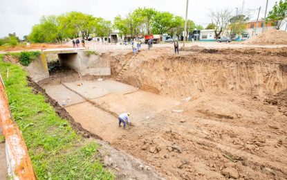 Carlos Balor supervisó la construcción de un canal pluvial en El Pato