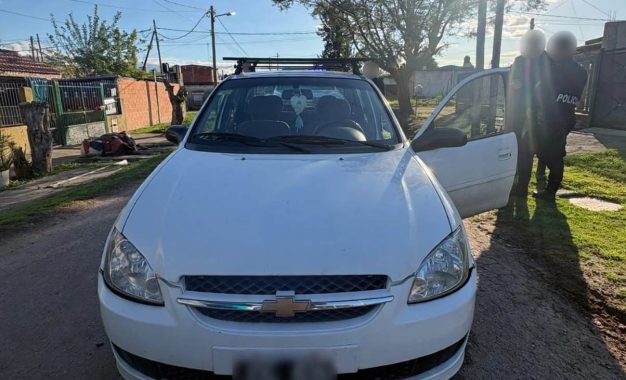 Dos aprehendidos por el robo de un automóvil en pleno centro de Florencio Varela