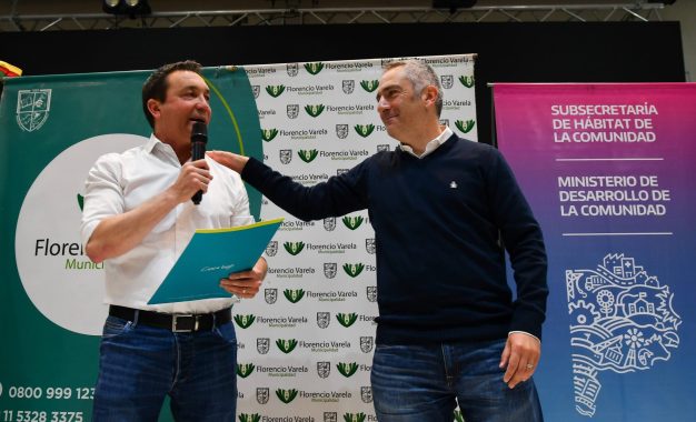 Andrés Watson y Andrés Larroque entregaron 416 escrituras a vecinos y vecinas de Florencio Varela